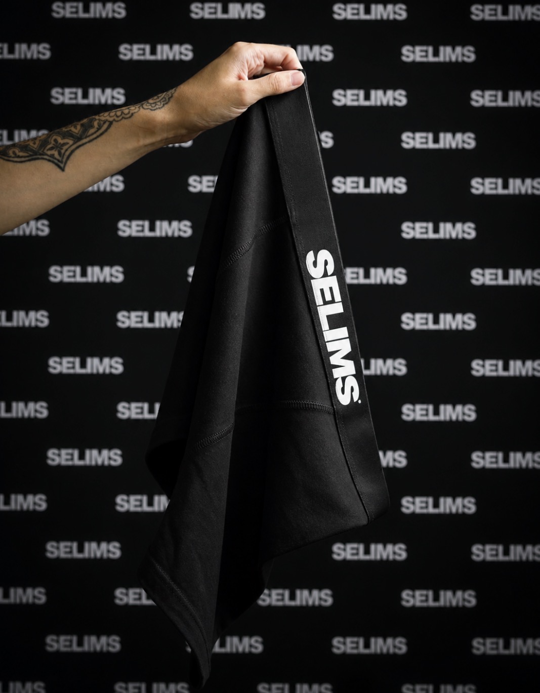 Remera Emblema Logo Negra